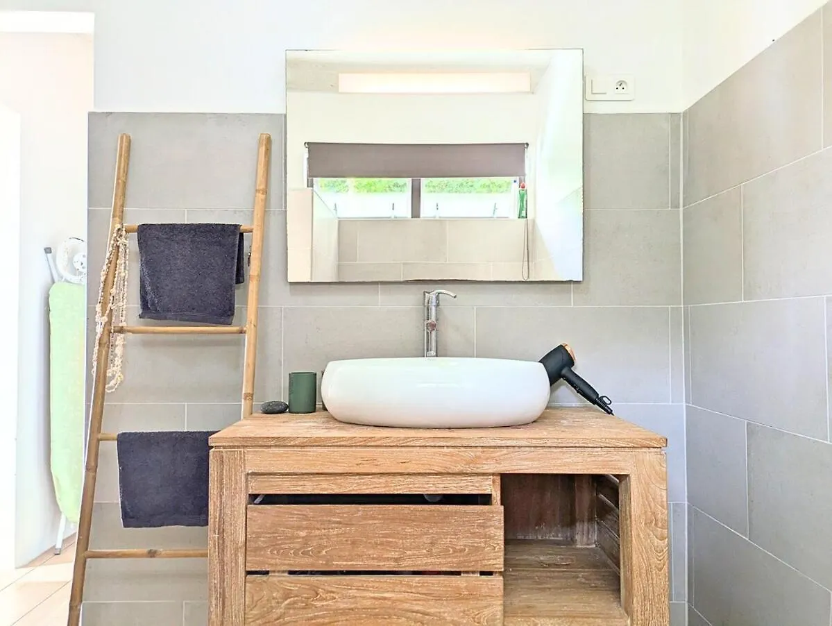 Fare Painapo - Spacious, Modern, Beautiful View Paea Villa